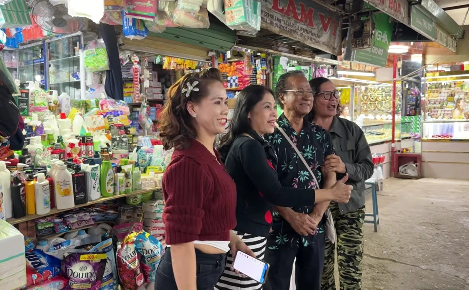 Tiểu thương chợ Đông Ba la hét khi thấy Chế Linh: "Trời ơi!" Tiểu thương chợ Đông Ba la hét khi thấy Chế Linh: "Trời ơi!"