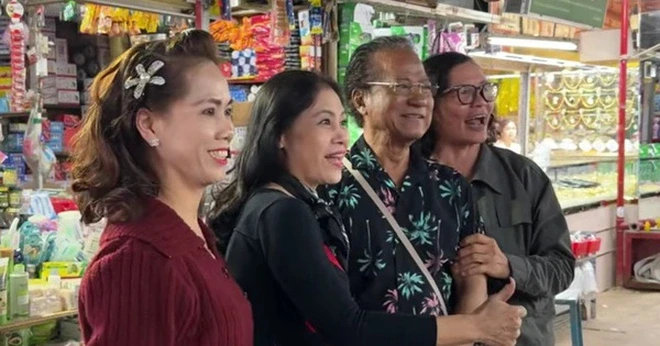 Tiểu thương chợ Đông Ba la hét khi thấy Chế Linh: "Trời ơi!" Tiểu thương chợ Đông Ba la hét khi thấy Chế Linh: "Trời ơi!"