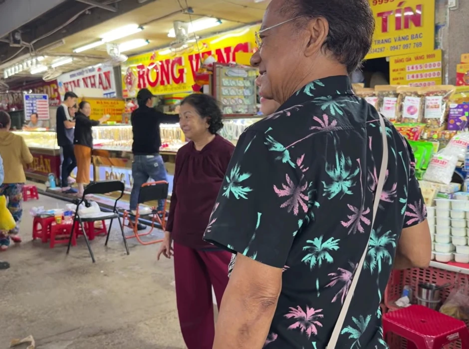 Tiểu thương chợ Đông Ba la hét khi thấy Chế Linh: "Trời ơi!" Tiểu thương chợ Đông Ba la hét khi thấy Chế Linh: "Trời ơi!"