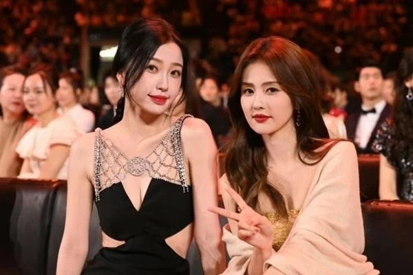 Tình chị em có chắc lâu bền: Bạch Lộc "cạch mặt" Ngu Thư Hân vì drama yêu lại bồ bạn căng đét? Tình chị em có chắc lâu bền: Bạch Lộc "cạch mặt" Ngu Thư Hân vì drama yêu lại bồ bạn căng đét?