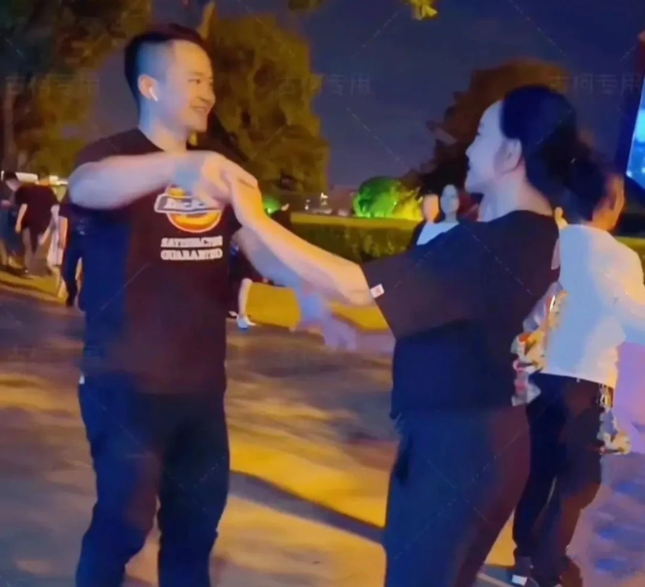 Tình cũ kém 38 tuổi tiết lộ chuyện tình 11 năm bí mật với Lưu Hiểu Khánh Tình cũ kém 38 tuổi tiết lộ chuyện tình 11 năm bí mật với Lưu Hiểu Khánh