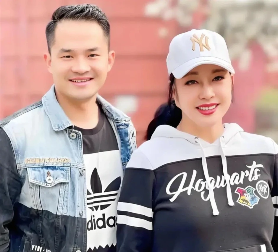 Tình cũ kém 38 tuổi tiết lộ chuyện tình 11 năm bí mật với Lưu Hiểu Khánh Tình cũ kém 38 tuổi tiết lộ chuyện tình 11 năm bí mật với Lưu Hiểu Khánh