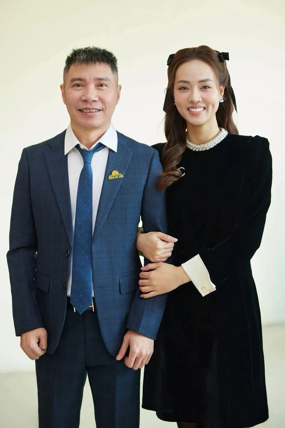 Tình hình hiện tại của “bố nuôi” Phương Oanh và vợ Tình hình hiện tại của “bố nuôi” Phương Oanh và vợ