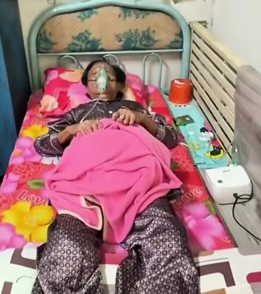 Tình hình nam nghệ sĩ quyền lực một thời giờ phải thở oxy, nằm liệt một chỗ Tình hình nam nghệ sĩ quyền lực một thời giờ phải thở oxy, nằm liệt một chỗ