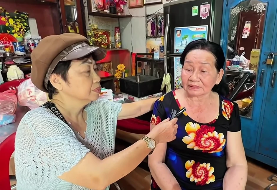 Tình hình nam nghệ sĩ quyền lực một thời giờ phải thở oxy, nằm liệt một chỗ Tình hình nam nghệ sĩ quyền lực một thời giờ phải thở oxy, nằm liệt một chỗ