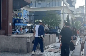 Tóm dính nàng thơ và chủ tịch showbiz hẹn hò ở cửa hàng đồ ăn vặt, nhà gái lộ nhan sắc thật khó tin qua cam thường