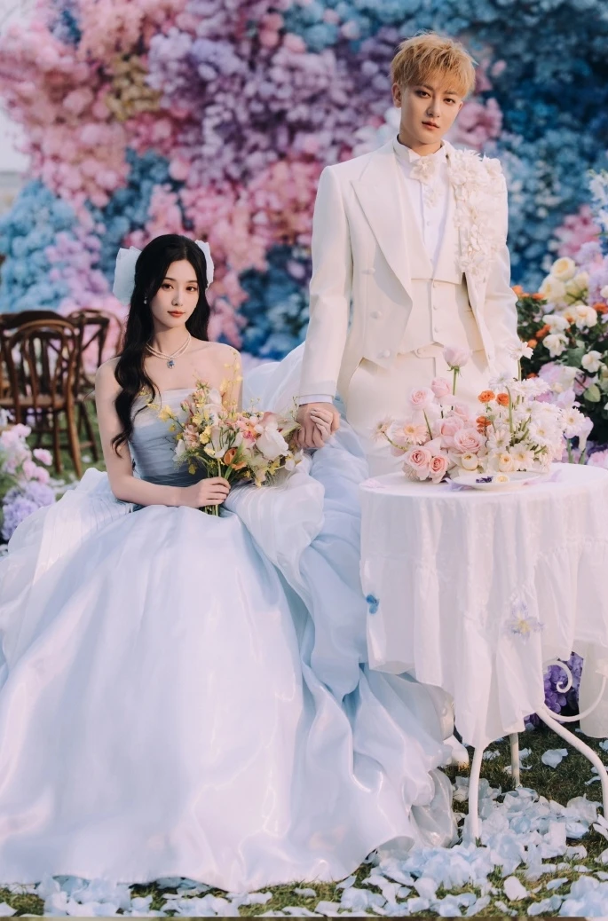 Tóm dính nàng thơ và chủ tịch showbiz hẹn hò ở cửa hàng đồ ăn vặt, nhà gái lộ nhan sắc thật khó tin qua cam thường Tóm dính nàng thơ và chủ tịch showbiz hẹn hò ở cửa hàng đồ ăn vặt, nhà gái lộ nhan sắc thật khó tin qua cam thường