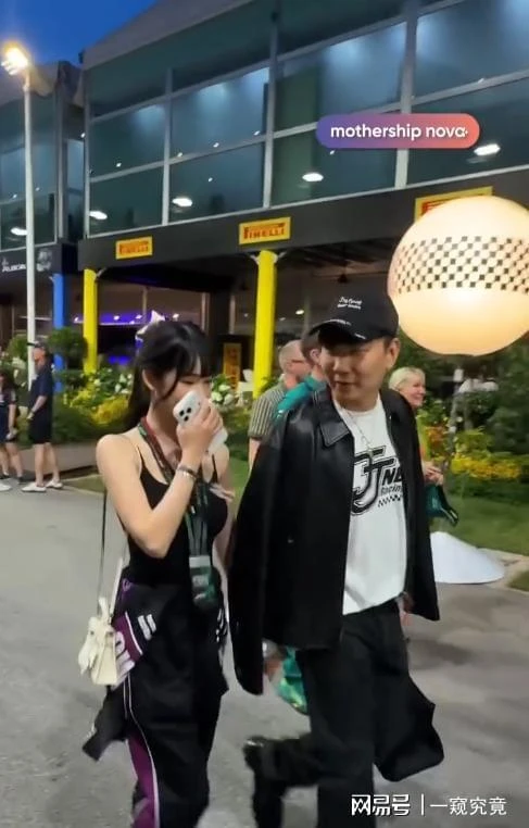 Tóm dính thiếu gia số 1 showbiz hẹn hò tình tứ với thiên kim tiểu thư kém 21 tuổi trên phố, nhìn như bố đang dắt con đi chơi Tóm dính thiếu gia số 1 showbiz hẹn hò tình tứ với thiên kim tiểu thư kém 21 tuổi trên phố, nhìn như bố đang dắt con đi chơi