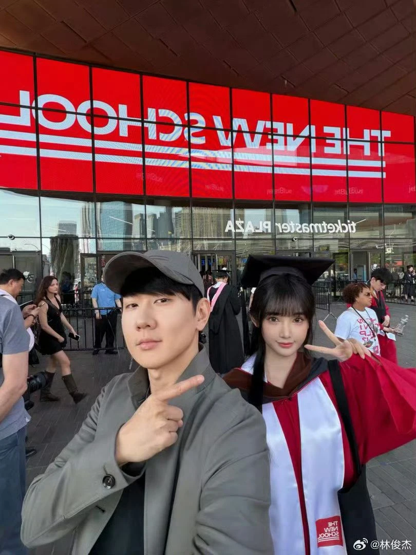 Tóm dính thiếu gia số 1 showbiz hẹn hò tình tứ với thiên kim tiểu thư kém 21 tuổi trên phố, nhìn như bố đang dắt con đi chơi Tóm dính thiếu gia số 1 showbiz hẹn hò tình tứ với thiên kim tiểu thư kém 21 tuổi trên phố, nhìn như bố đang dắt con đi chơi