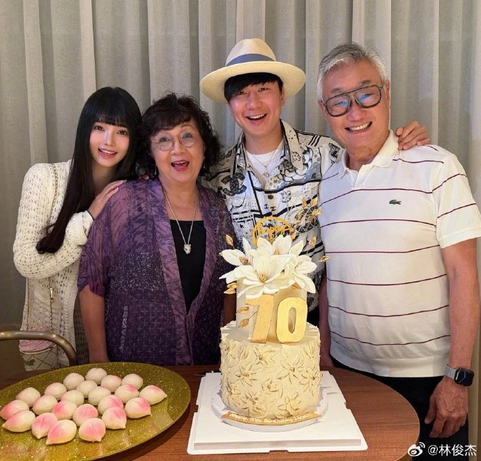 Tóm dính thiếu gia số 1 showbiz hẹn hò tình tứ với thiên kim tiểu thư kém 21 tuổi trên phố, nhìn như bố đang dắt con đi chơi Tóm dính thiếu gia số 1 showbiz hẹn hò tình tứ với thiên kim tiểu thư kém 21 tuổi trên phố, nhìn như bố đang dắt con đi chơi