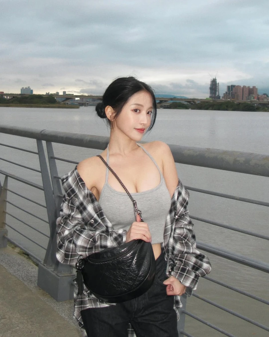 Tổng biên tập tạp chí lộ clip ngoại tình với nữ người mẫu bị đuổi việc, "tiểu tam" khóc lóc van xin Tổng biên tập tạp chí lộ clip ngoại tình với nữ người mẫu bị đuổi việc, "tiểu tam" khóc lóc van xin