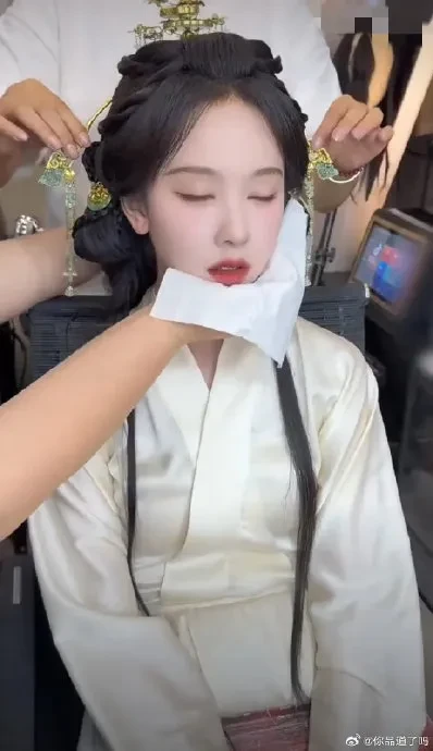 Trần Đô Linh ngủ gục trong khi hóa trang và câu chuyện quá tải công việc với các sao nữ.