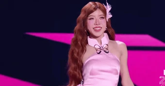 Trang Pháp chào sân show Trung Quốc: Catwalk sập sàn sân khấu, là đại diện Việt Nam duy nhất làm được điều “lịch sử” này