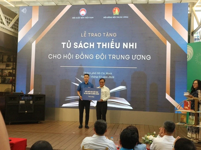 Trao tặng 2.000 cuốn sách thiếu nhi ý nghĩa Trao tặng 2.000 cuốn sách thiếu nhi ý nghĩa