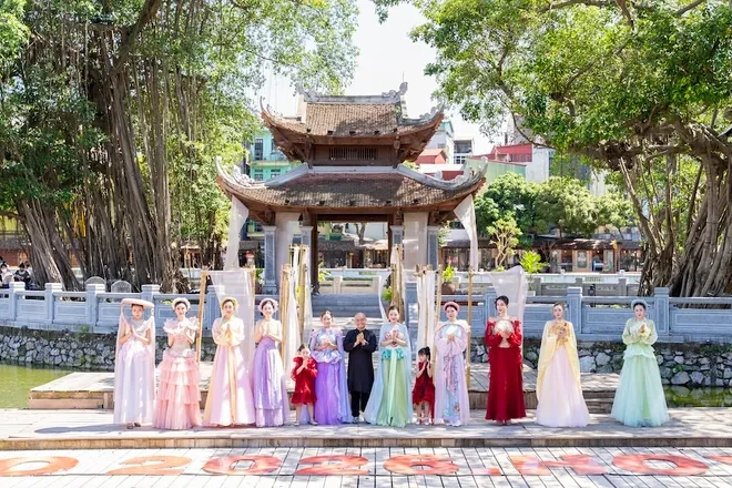 Triển lãm "Nét họa áo ta” tôn vinh vẻ đẹp áo dài và văn hoá Việt