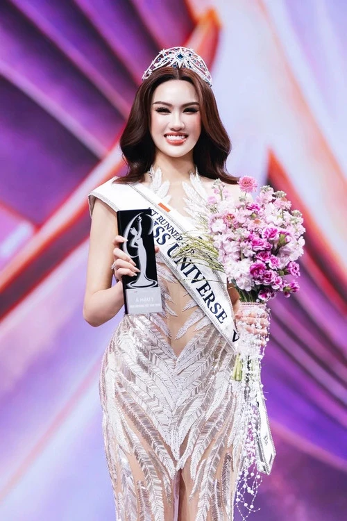 Trịnh Mỹ Anh bị tước vương miện Trịnh Mỹ Anh bị tước vương miện