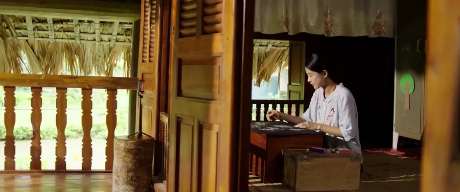 Trình Mỹ Duyên học địu con, thêu thùa trong Lời hứa đầu tiên Trình Mỹ Duyên học địu con, thêu thùa trong Lời hứa đầu tiên