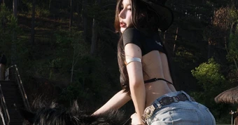 Trổ tài "cưỡi ngựa", hot girl xinh đẹp khiến triệu anh em "đứng hình"