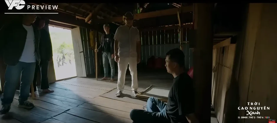 Trời cao nguyên xanh - Tập 24: Cuộc bạo động xảy ra, Tuấn bị nhóm phản động giam giữ Trời cao nguyên xanh - Tập 24: Cuộc bạo động xảy ra, Tuấn bị nhóm phản động giam giữ