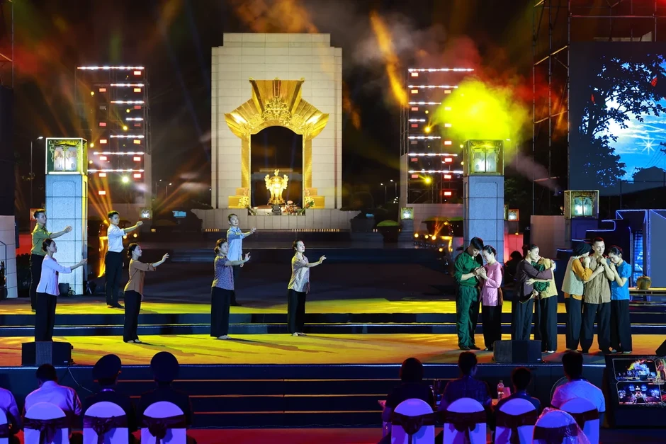 TRỰC TIẾP: Cầu truyền hình Sao sáng dẫn đường: Viết tiếp hành trình tri ân (19h30, VTV1) TRỰC TIẾP: Cầu truyền hình Sao sáng dẫn đường: Viết tiếp hành trình tri ân (19h30, VTV1)