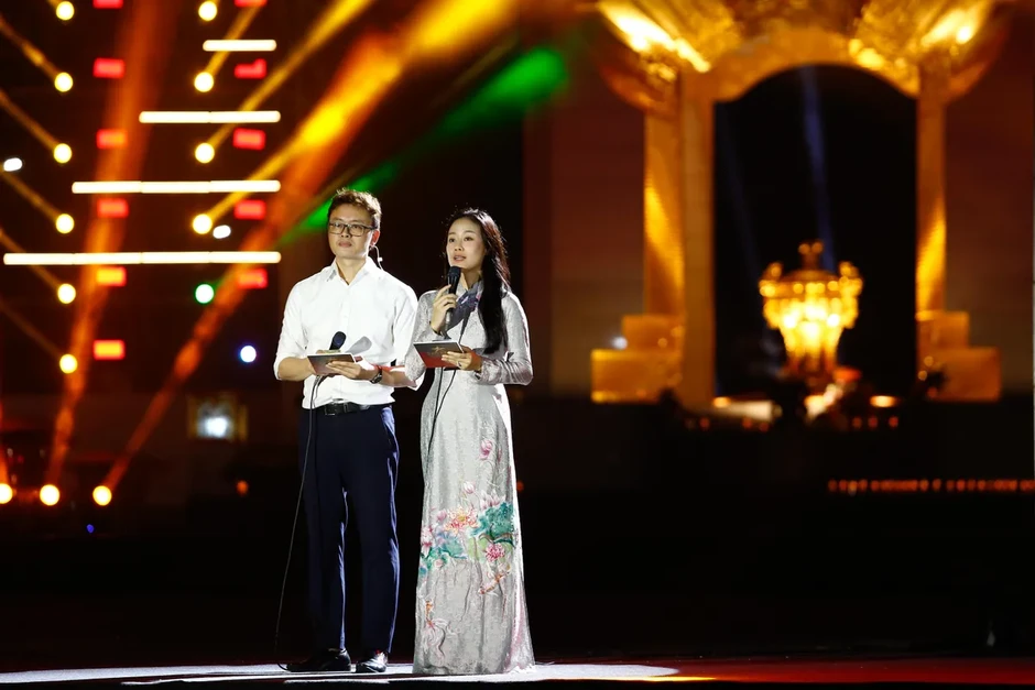 TRỰC TIẾP: Cầu truyền hình Sao sáng dẫn đường: Viết tiếp hành trình tri ân (19h30, VTV1) TRỰC TIẾP: Cầu truyền hình Sao sáng dẫn đường: Viết tiếp hành trình tri ân (19h30, VTV1)