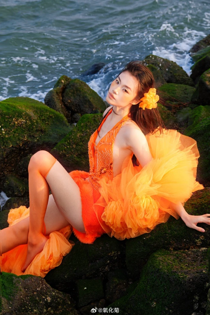 Trùm làm lố ở Cannes: Mỹ nhân 2K ăn mặc lòe loẹt lượn lờ "ké fame" gần 15 phút trên thảm đỏ, bị đuổi vẫn mặt dày đứng tại chỗ Trùm làm lố ở Cannes: Mỹ nhân 2K ăn mặc lòe loẹt lượn lờ "ké fame" gần 15 phút trên thảm đỏ, bị đuổi vẫn mặt dày đứng tại chỗ