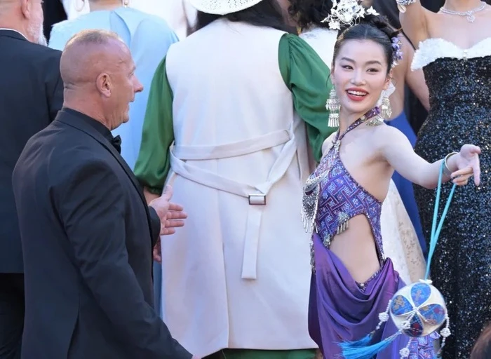 Trùm làm lố ở Cannes: Mỹ nhân 2K ăn mặc lòe loẹt lượn lờ "ké fame" gần 15 phút trên thảm đỏ, bị đuổi vẫn mặt dày đứng tại chỗ Trùm làm lố ở Cannes: Mỹ nhân 2K ăn mặc lòe loẹt lượn lờ "ké fame" gần 15 phút trên thảm đỏ, bị đuổi vẫn mặt dày đứng tại chỗ