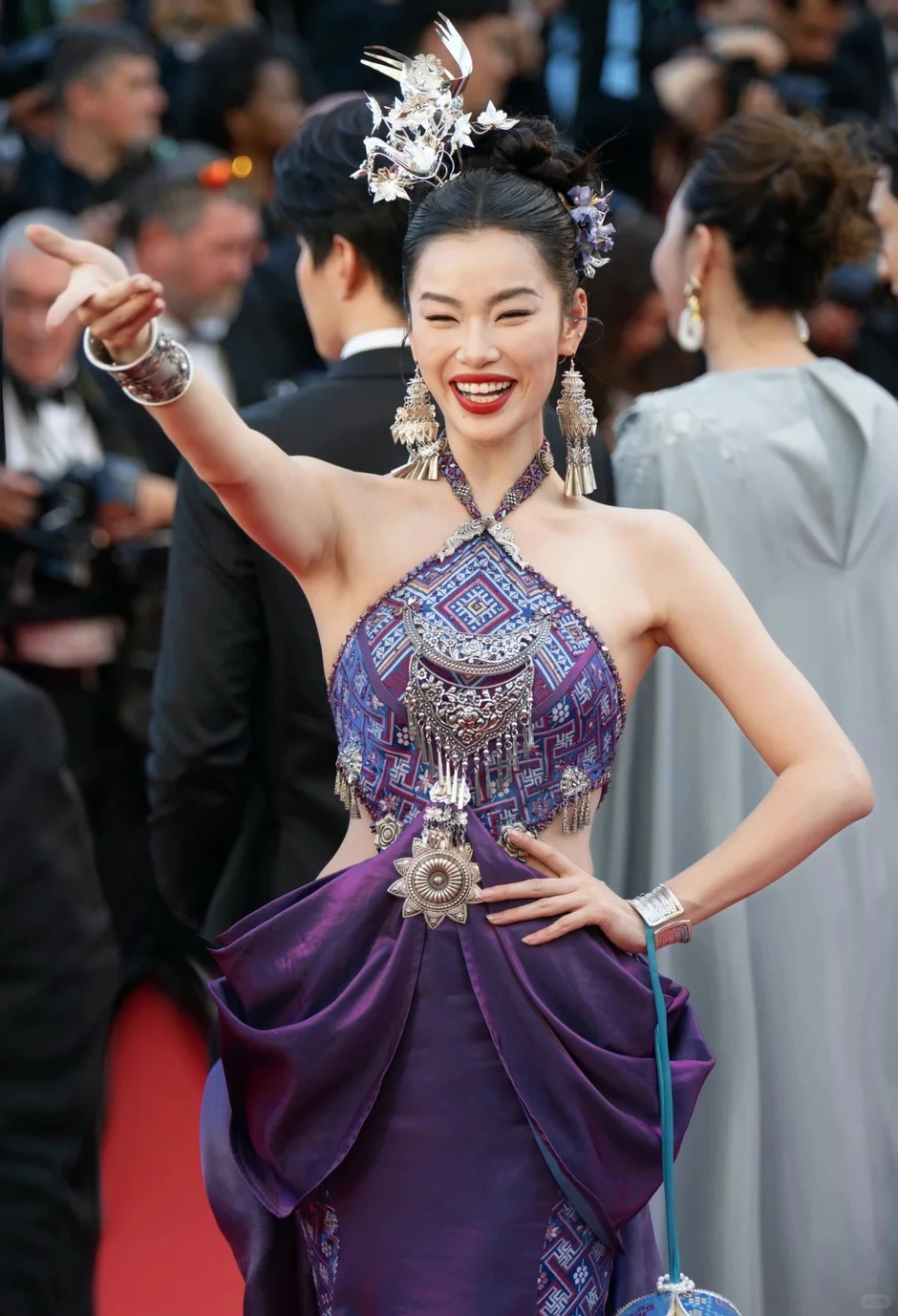 Trùm làm lố ở Cannes: Mỹ nhân 2K ăn mặc lòe loẹt lượn lờ "ké fame" gần 15 phút trên thảm đỏ, bị đuổi vẫn mặt dày đứng tại chỗ Trùm làm lố ở Cannes: Mỹ nhân 2K ăn mặc lòe loẹt lượn lờ "ké fame" gần 15 phút trên thảm đỏ, bị đuổi vẫn mặt dày đứng tại chỗ