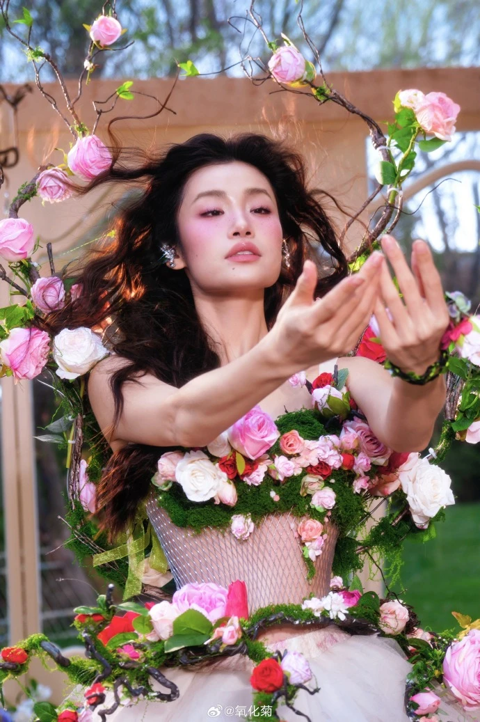 Trùm làm lố ở Cannes: Mỹ nhân 2K ăn mặc lòe loẹt lượn lờ "ké fame" gần 15 phút trên thảm đỏ, bị đuổi vẫn mặt dày đứng tại chỗ Trùm làm lố ở Cannes: Mỹ nhân 2K ăn mặc lòe loẹt lượn lờ "ké fame" gần 15 phút trên thảm đỏ, bị đuổi vẫn mặt dày đứng tại chỗ