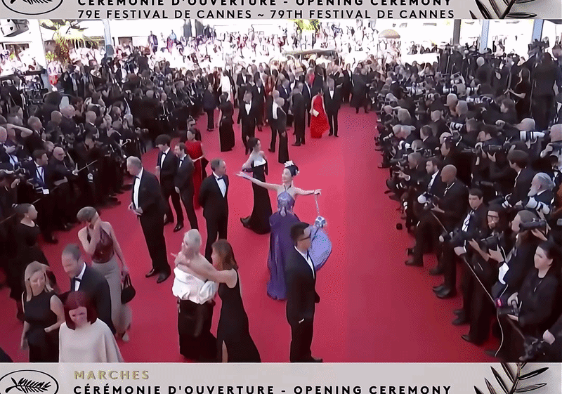 Trùm làm lố ở Cannes: Mỹ nhân 2K ăn mặc lòe loẹt lượn lờ "ké fame" gần 15 phút trên thảm đỏ, bị đuổi vẫn mặt dày đứng tại chỗ Trùm làm lố ở Cannes: Mỹ nhân 2K ăn mặc lòe loẹt lượn lờ "ké fame" gần 15 phút trên thảm đỏ, bị đuổi vẫn mặt dày đứng tại chỗ
