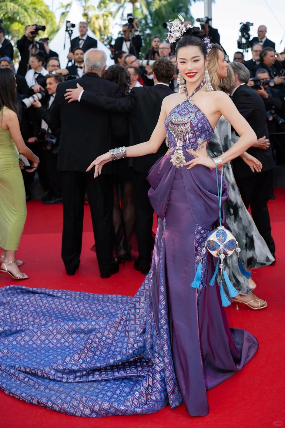 Trùm làm lố ở Cannes: Mỹ nhân 2K ăn mặc lòe loẹt lượn lờ "ké fame" gần 15 phút trên thảm đỏ, bị đuổi vẫn mặt dày đứng tại chỗ Trùm làm lố ở Cannes: Mỹ nhân 2K ăn mặc lòe loẹt lượn lờ "ké fame" gần 15 phút trên thảm đỏ, bị đuổi vẫn mặt dày đứng tại chỗ