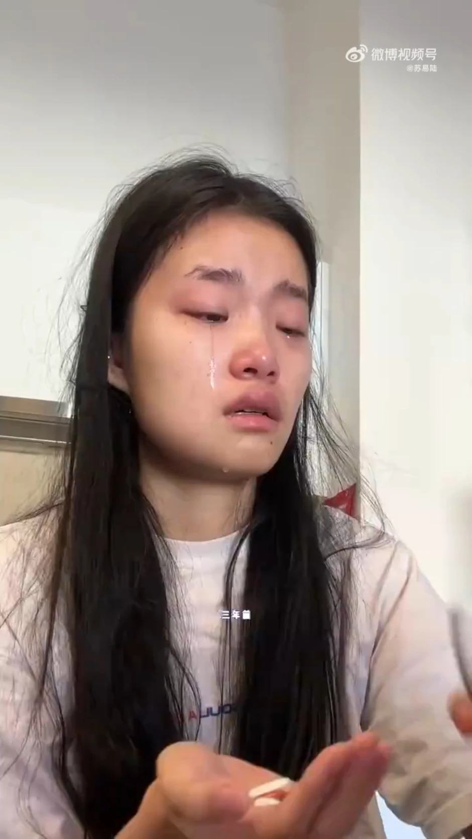 Trùm làm lố ở Cannes: Mỹ nhân 2K ăn mặc lòe loẹt lượn lờ "ké fame" gần 15 phút trên thảm đỏ, bị đuổi vẫn mặt dày đứng tại chỗ Trùm làm lố ở Cannes: Mỹ nhân 2K ăn mặc lòe loẹt lượn lờ "ké fame" gần 15 phút trên thảm đỏ, bị đuổi vẫn mặt dày đứng tại chỗ
