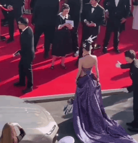 Trùm làm lố ở Cannes: Mỹ nhân 2K ăn mặc lòe loẹt lượn lờ "ké fame" gần 15 phút trên thảm đỏ, bị đuổi vẫn mặt dày đứng tại chỗ Trùm làm lố ở Cannes: Mỹ nhân 2K ăn mặc lòe loẹt lượn lờ "ké fame" gần 15 phút trên thảm đỏ, bị đuổi vẫn mặt dày đứng tại chỗ