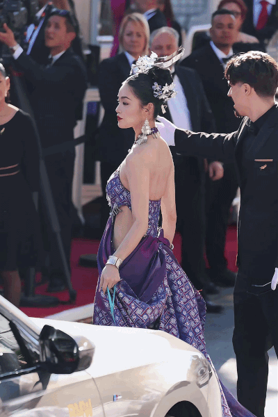 Trùm làm lố ở Cannes: Mỹ nhân 2K ăn mặc lòe loẹt lượn lờ "ké fame" gần 15 phút trên thảm đỏ, bị đuổi vẫn mặt dày đứng tại chỗ Trùm làm lố ở Cannes: Mỹ nhân 2K ăn mặc lòe loẹt lượn lờ "ké fame" gần 15 phút trên thảm đỏ, bị đuổi vẫn mặt dày đứng tại chỗ