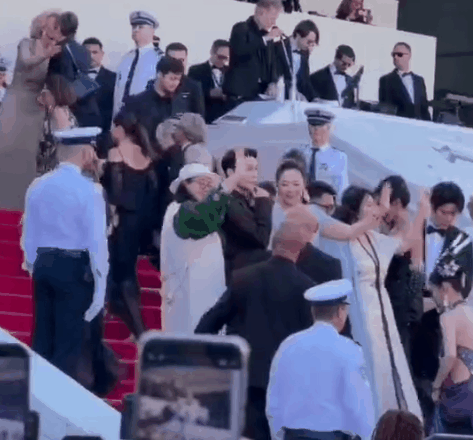 Trùm làm lố ở Cannes: Mỹ nhân 2K ăn mặc lòe loẹt lượn lờ "ké fame" gần 15 phút trên thảm đỏ, bị đuổi vẫn mặt dày đứng tại chỗ Trùm làm lố ở Cannes: Mỹ nhân 2K ăn mặc lòe loẹt lượn lờ "ké fame" gần 15 phút trên thảm đỏ, bị đuổi vẫn mặt dày đứng tại chỗ