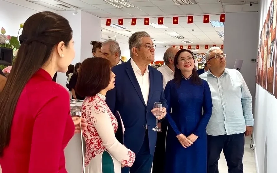 Trưng bày triển lãm về Chủ tịch Hồ Chí Minh và Ngày Văn hóa Việt Nam tại Hy Lạp Trưng bày triển lãm về Chủ tịch Hồ Chí Minh và Ngày Văn hóa Việt Nam tại Hy Lạp