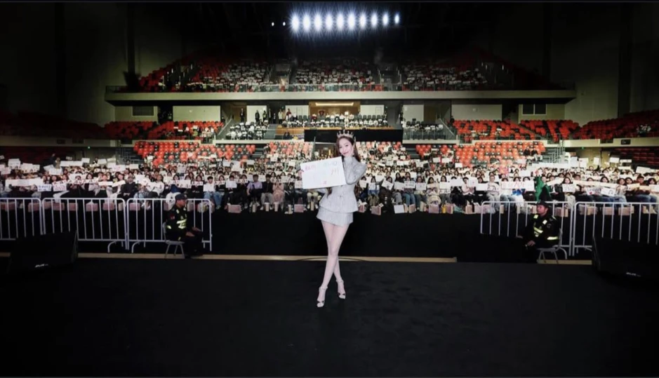 Trước khi hết thời, công chúa showbiz tung hoành ngang dọc, nhan sắc băng thanh nhìn góc nào cũng thấy đẹp Trước khi hết thời, công chúa showbiz tung hoành ngang dọc, nhan sắc băng thanh nhìn góc nào cũng thấy đẹp