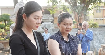 Tú Sương, Quế Trân, Võ Minh Lâm thắp nhang ở lăng Lê Văn Duyệt, xin phép làm vở cải lương về ông
