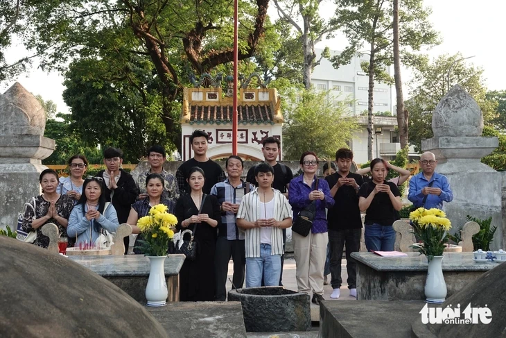 Tú Sương, Quế Trân, Võ Minh Lâm thắp nhang ở lăng Lê Văn Duyệt, xin phép làm vở cải lương về ông Tú Sương, Quế Trân, Võ Minh Lâm thắp nhang ở lăng Lê Văn Duyệt, xin phép làm vở cải lương về ông