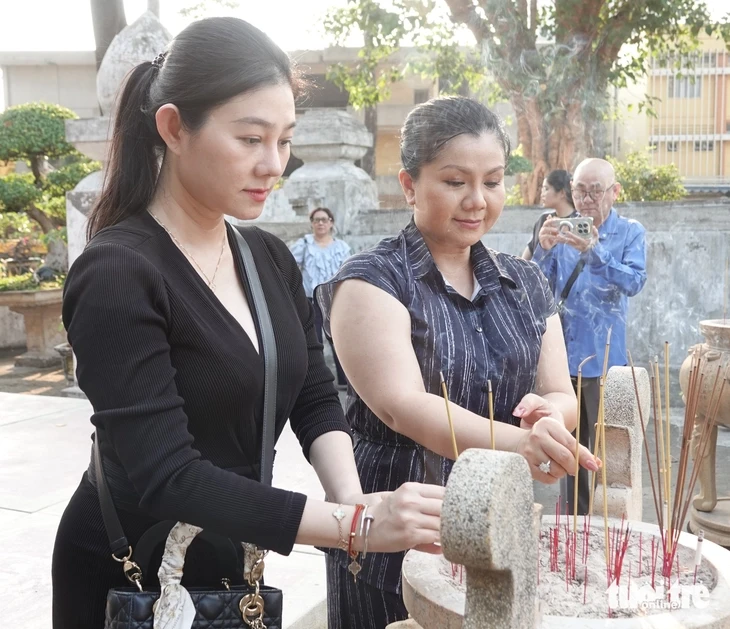 Tú Sương, Quế Trân, Võ Minh Lâm thắp nhang ở lăng Lê Văn Duyệt, xin phép làm vở cải lương về ông Tú Sương, Quế Trân, Võ Minh Lâm thắp nhang ở lăng Lê Văn Duyệt, xin phép làm vở cải lương về ông