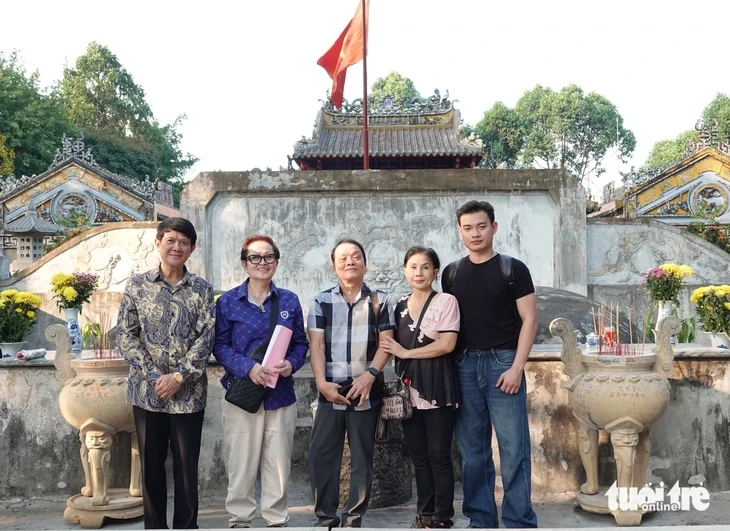 Tú Sương, Quế Trân, Võ Minh Lâm thắp nhang ở lăng Lê Văn Duyệt, xin phép làm vở cải lương về ông Tú Sương, Quế Trân, Võ Minh Lâm thắp nhang ở lăng Lê Văn Duyệt, xin phép làm vở cải lương về ông