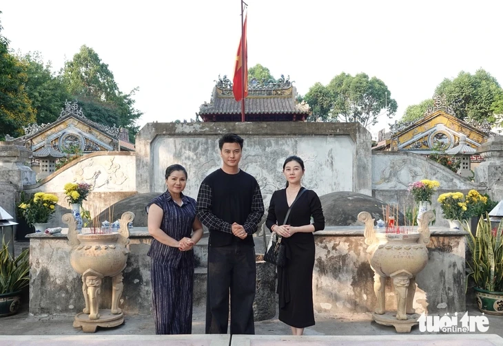 Tú Sương, Quế Trân, Võ Minh Lâm thắp nhang ở lăng Lê Văn Duyệt, xin phép làm vở cải lương về ông Tú Sương, Quế Trân, Võ Minh Lâm thắp nhang ở lăng Lê Văn Duyệt, xin phép làm vở cải lương về ông