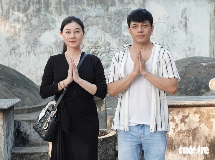 Tú Sương, Quế Trân, Võ Minh Lâm thắp nhang ở lăng Lê Văn Duyệt, xin phép làm vở cải lương về ông Tú Sương, Quế Trân, Võ Minh Lâm thắp nhang ở lăng Lê Văn Duyệt, xin phép làm vở cải lương về ông