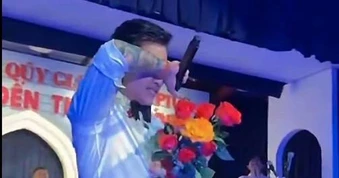 Tuấn Hưng khóc nghẹn ngào trên sân khấu sau khi mang 3 con sang Mỹ sống