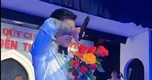 Tuấn Hưng khóc nghẹn ngào trên sân khấu sau khi mang 3 con sang Mỹ sống