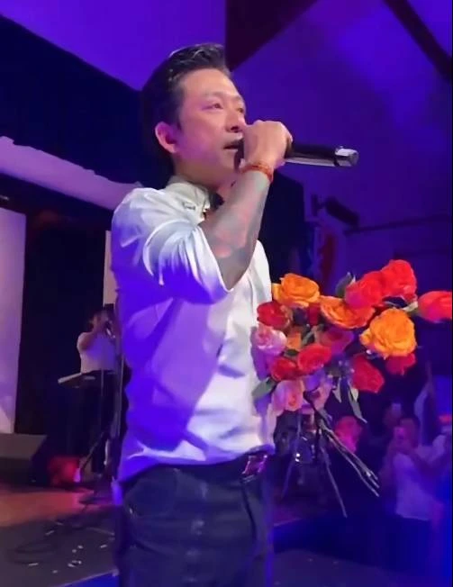 Tuấn Hưng khóc nghẹn ngào trên sân khấu sau khi mang 3 con sang Mỹ sống Tuấn Hưng khóc nghẹn ngào trên sân khấu sau khi mang 3 con sang Mỹ sống