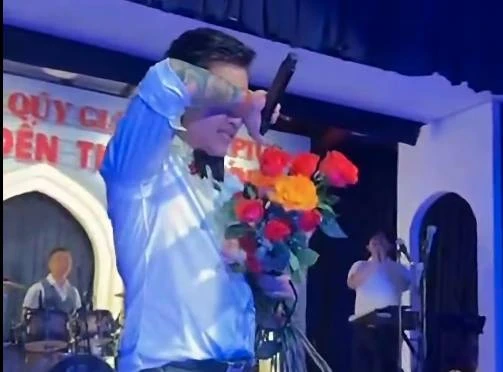 Tuấn Hưng khóc nghẹn ngào trên sân khấu sau khi mang 3 con sang Mỹ sống Tuấn Hưng khóc nghẹn ngào trên sân khấu sau khi mang 3 con sang Mỹ sống