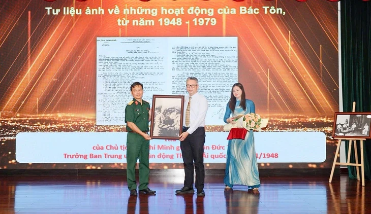 Tưởng nhớ Chủ tịch Tôn Đức Thắng, tấm gương tận tụy với nhân dân Tưởng nhớ Chủ tịch Tôn Đức Thắng, tấm gương tận tụy với nhân dân