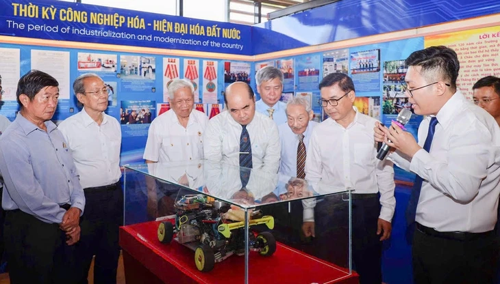 Tưởng nhớ Chủ tịch Tôn Đức Thắng, tấm gương tận tụy với nhân dân Tưởng nhớ Chủ tịch Tôn Đức Thắng, tấm gương tận tụy với nhân dân