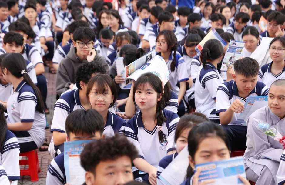 Tuyển sinh ĐH 2026: Giải đáp băn khoăn về xét tuyển học bạ và chứng chỉ IELTS Tuyển sinh ĐH 2026: Giải đáp băn khoăn về xét tuyển học bạ và chứng chỉ IELTS
